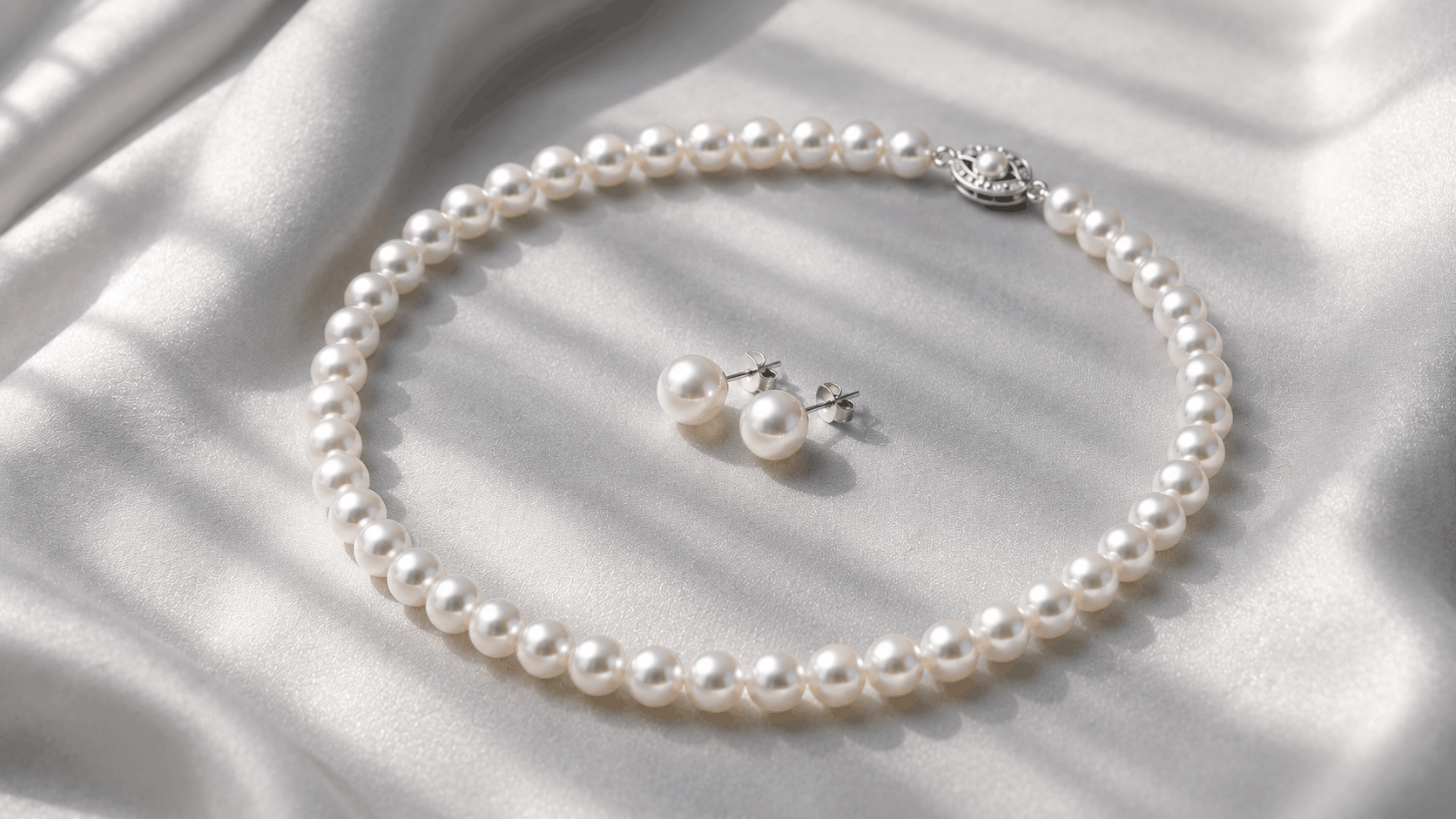 01. What Is a White Japanese Akoya Set