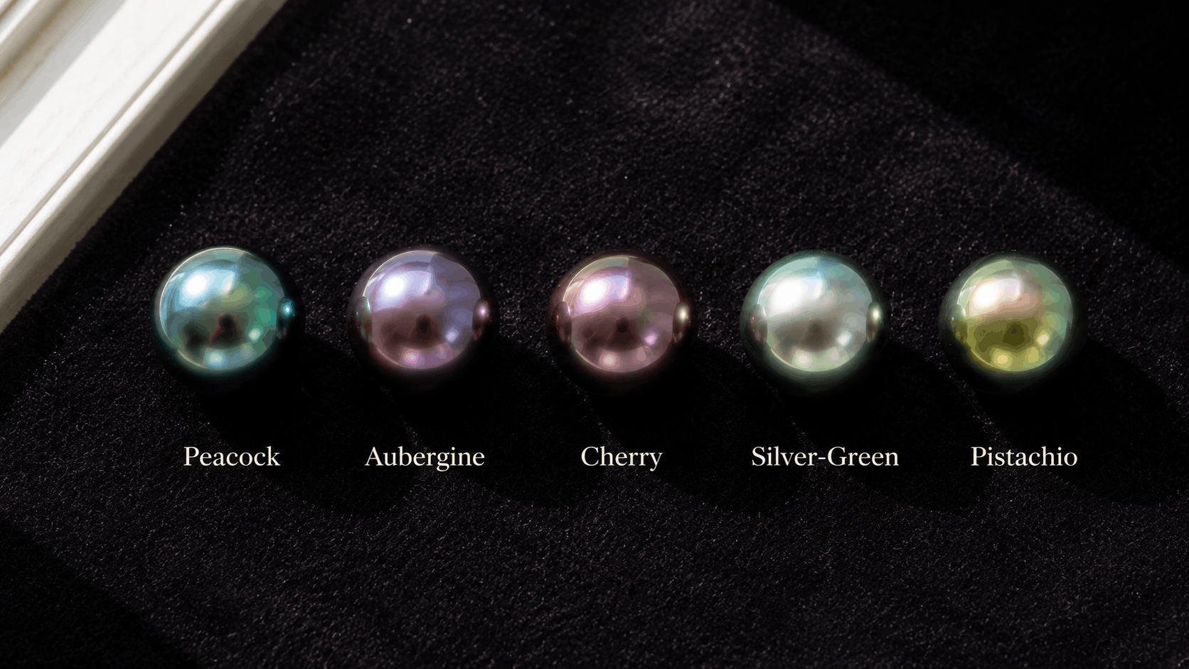 02. Colors and Overtones of a Tahitian Pearl Bracelet
